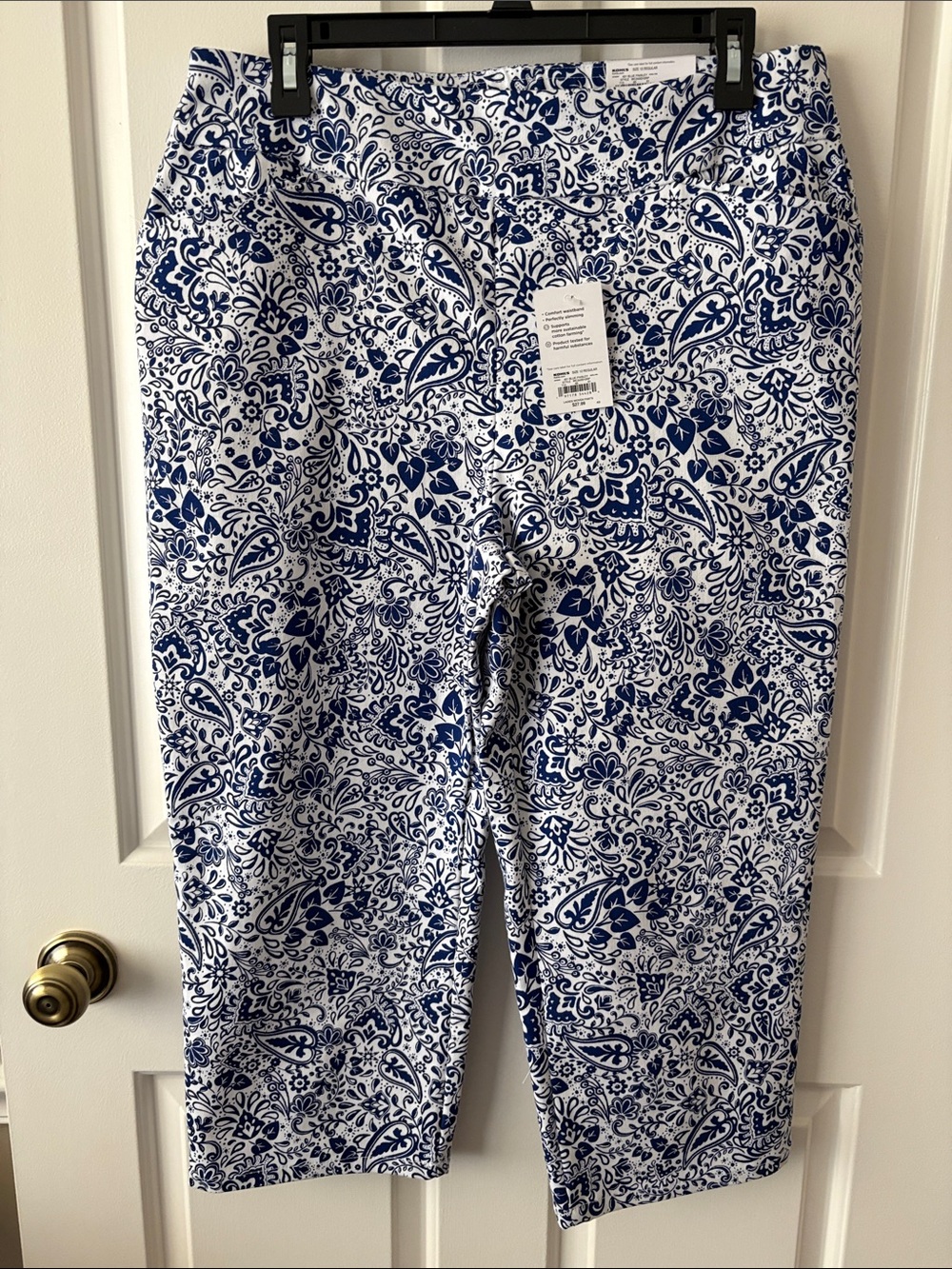 croft & barrow White and Navy Blue Printed Capris